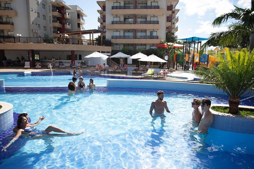 Área de lazer com uma das piscinas termais do hotel.