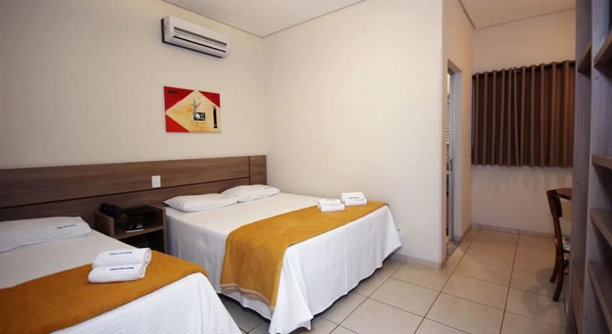 Quarto de hotel confortável e bem arrumado no Água Viva Hotel
