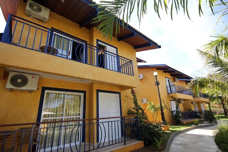 Fachada de um dos prédios de apartamentos do resort com varandas.