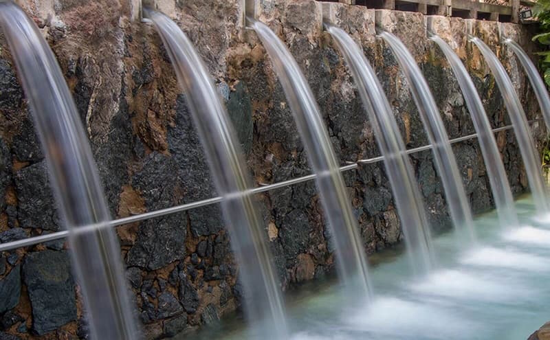 Bares molhados do Parque das Fontes com hóspedes se refrescando em drinks