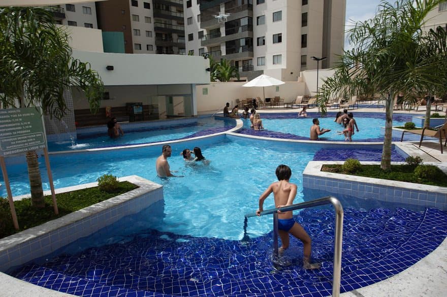 Ofurô de hidromassagem na área de lazer do hotel.