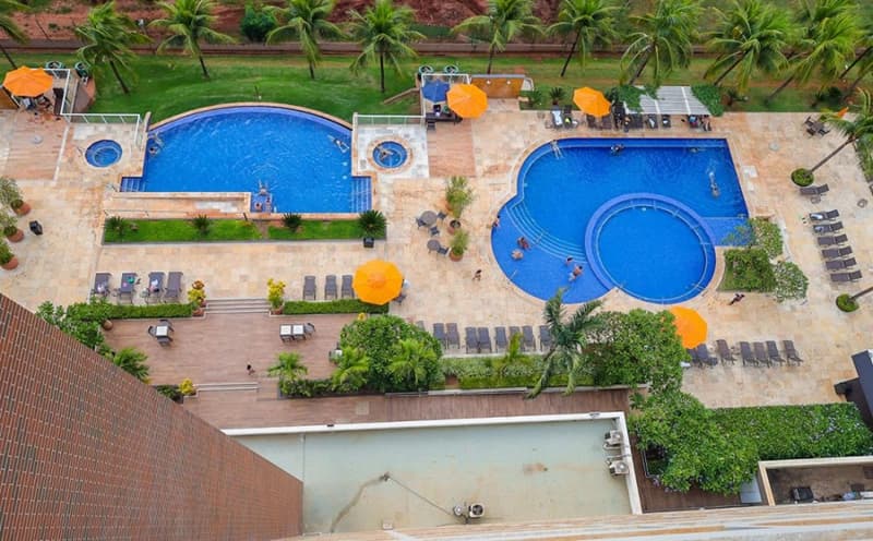 Vista aérea da piscina infantil com brinquedos aquáticos.