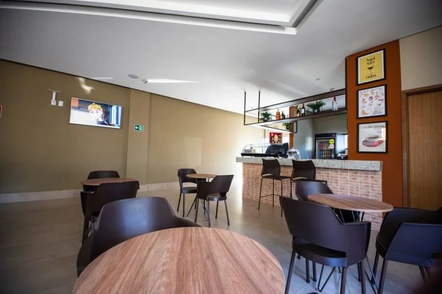 Restaurante do hotel com mesas postas para o buffet.