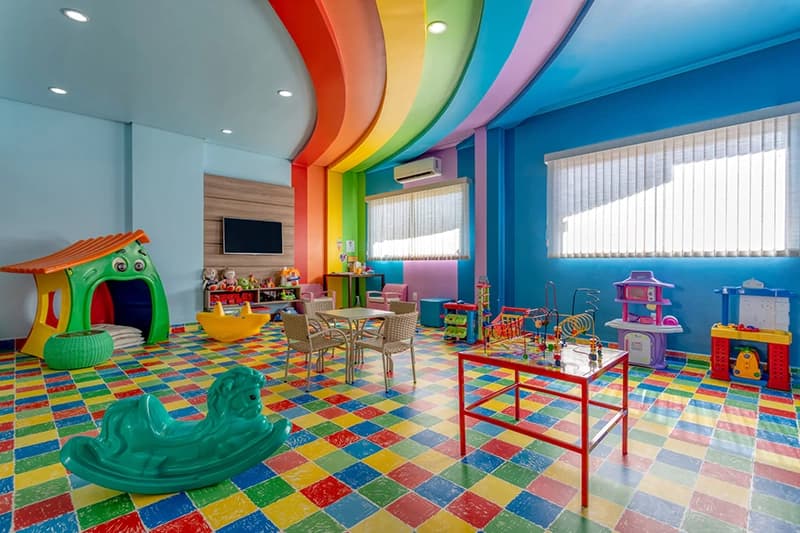 Brinquedoteca do hotel, um espaço kids colorido com piscina de bolinhas.