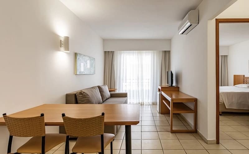Sala de estar e jantar de um dos apartamentos do hotel.