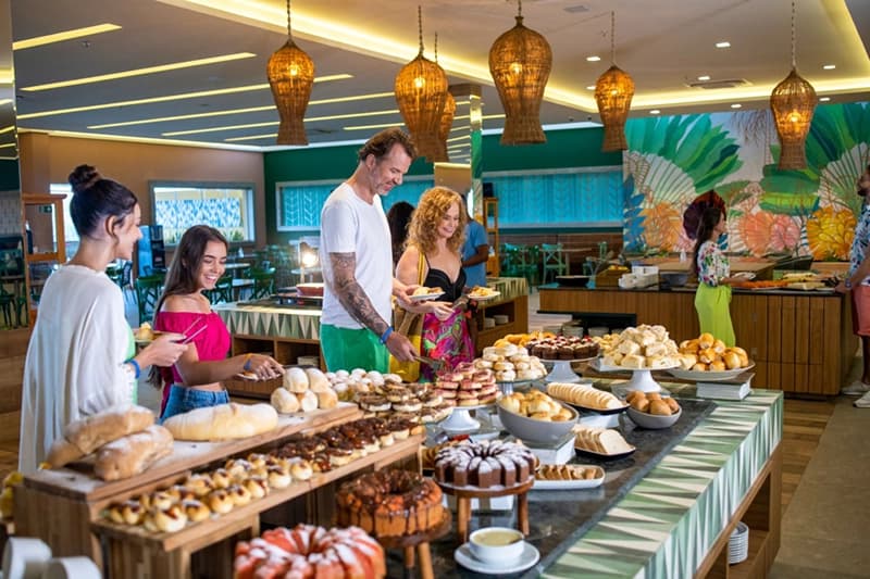 Hóspedes se servindo no buffet do restaurante do hotel.