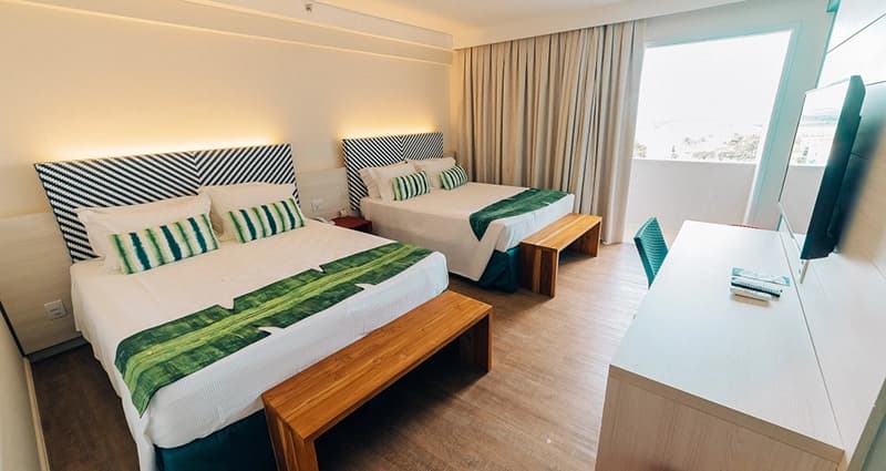 Sala de estar de um apartamento com sofá e decoração moderna.
