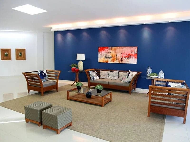 Interior de um apartamento do hotel, mostrando a sala e o quarto