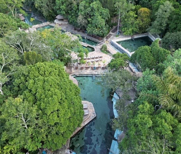 Parque das Fontes em Rio Quente, com piscinas termais naturais iluminadas à noite.