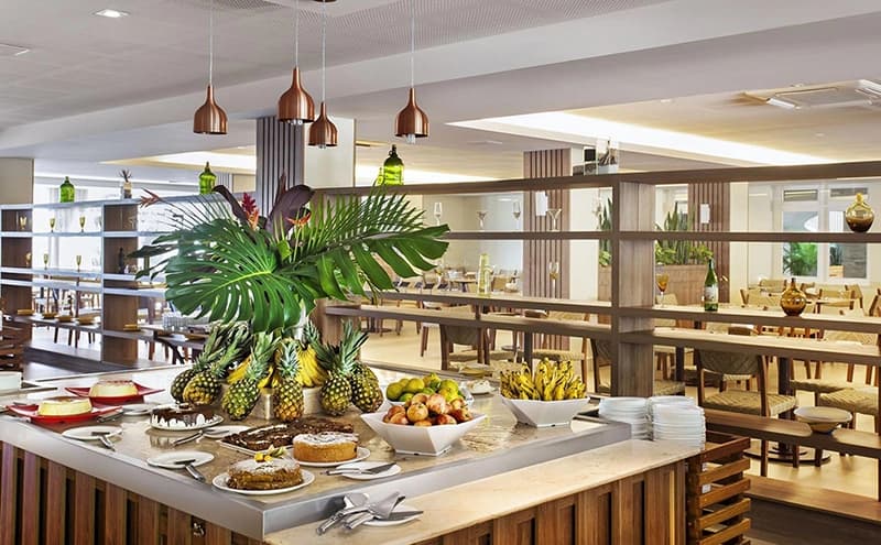 Mesa de buffet do restaurante, com uma variedade de comidas.
