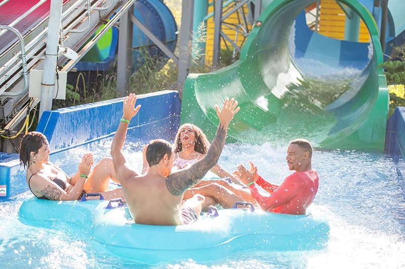 Grupo de amigos se divertindo em uma boia gigante em uma das atrações do Hot Park.