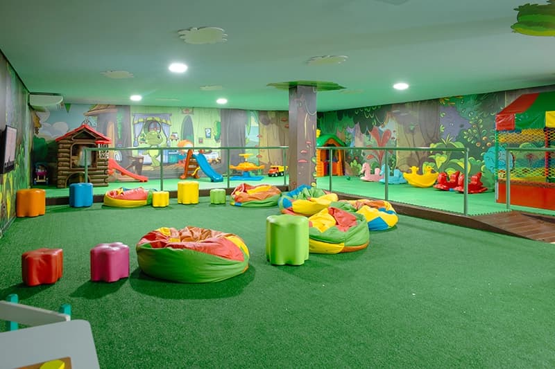 Outro ângulo da área de recreação infantil, mostrando o espaço e as atividades.
