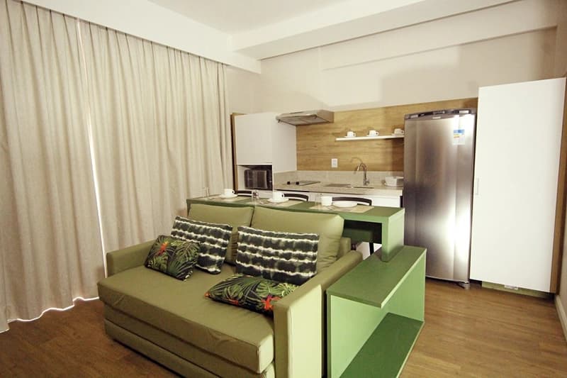 Sala de estar de um apartamento, equipada com sofá e TV.