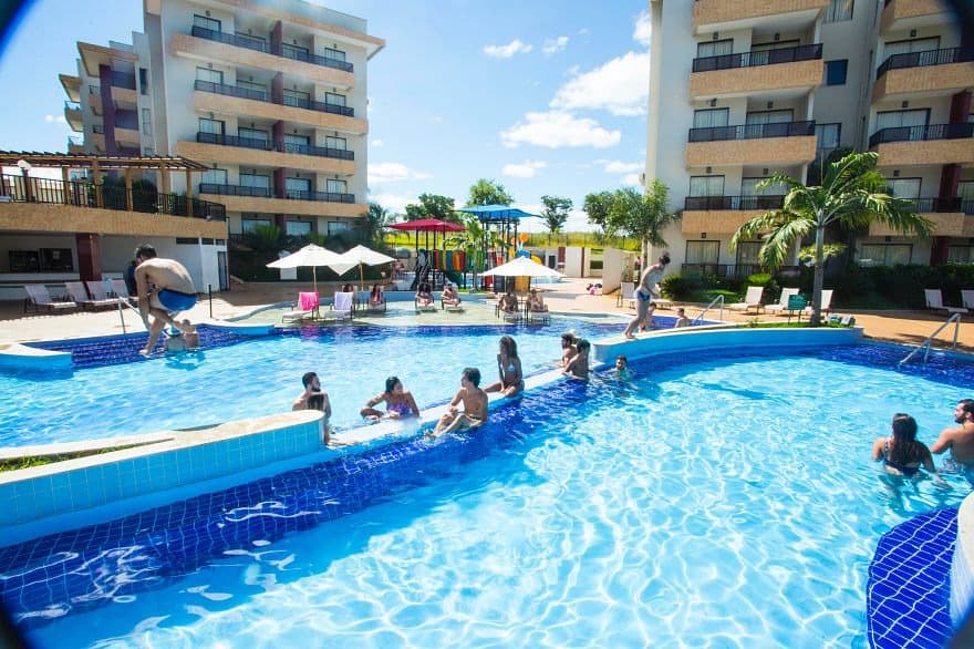 Cozinha compacta dentro de um dos apartamentos.