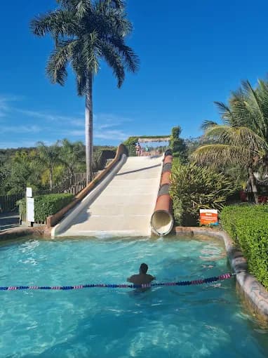 Hóspedes relaxando na piscina privativa do Lagoa Quente Hotel à noite