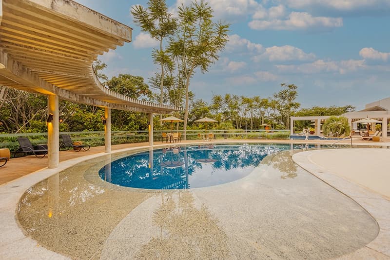 Piscina infantil ou área de prainha com águas rasas.