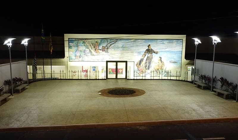 Fachada iluminada da Igreja Matriz de São João Batista de Olímpia à noite