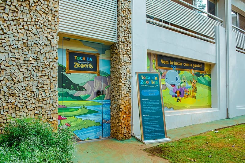 Parede externa do hotel com um grande e colorido mural artístico.