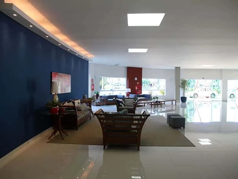 Sala de estar do apartamento com sofá-cama e TV.
