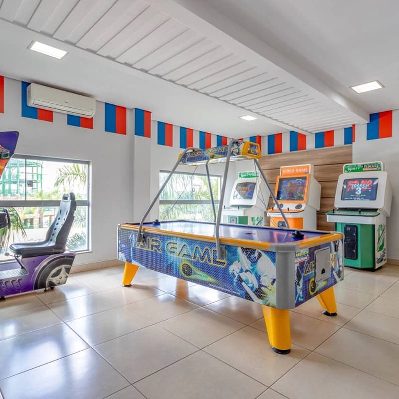 Bar ou lanchonete temática dentro do hotel com decoração de bandeiras.