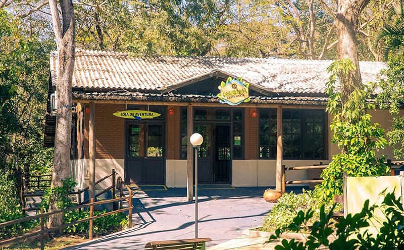 Fachada de uma das acomodações com arquitetura rústica em madeira.