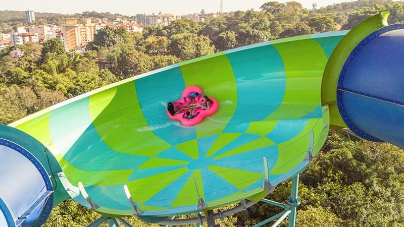 Toboágua radical Half Pipe, uma das atrações em formato de U do Hot Park.