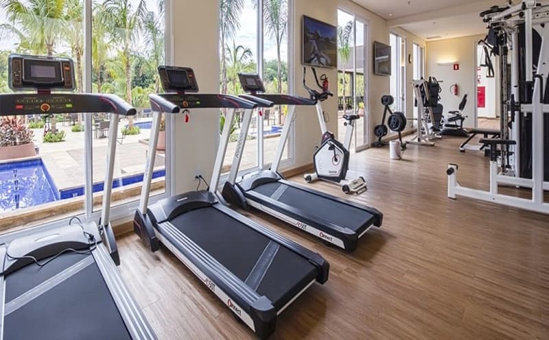 Academia do resort com esteiras e equipamentos de ginástica.