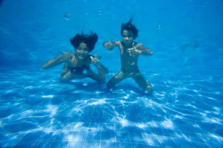Bar molhado com hóspedes aproveitando o dia na piscina.