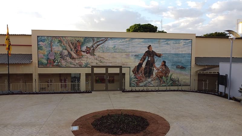 Interior do Museu de História e Folclore Maria Olímpia com painéis de exposição