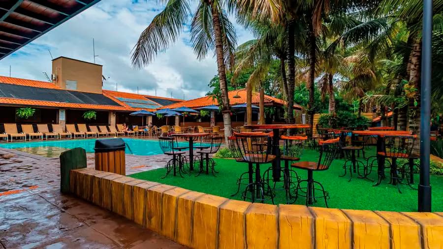 Área de relaxamento com espreguiçadeiras à beira da piscina.