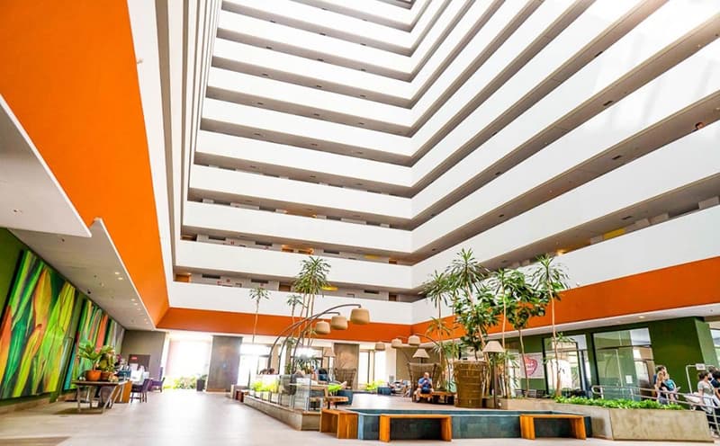 Prédio do resort com design moderno e detalhes em madeira.
