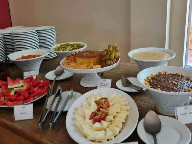 Prato de comida sendo servido em um buffet de restaurante.