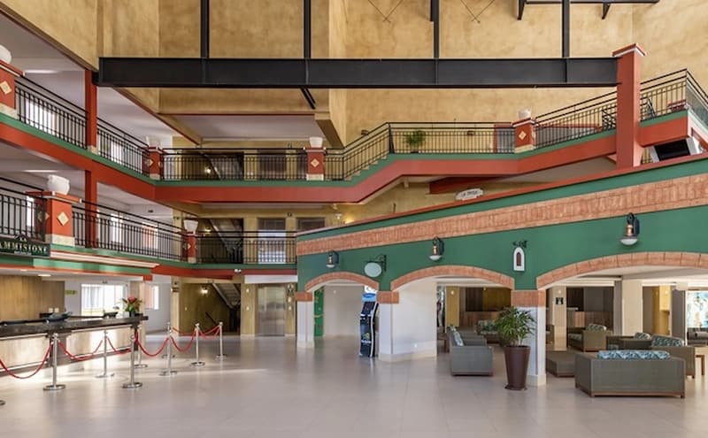 Área de convivência e corredores internos do Hotel Giardino.