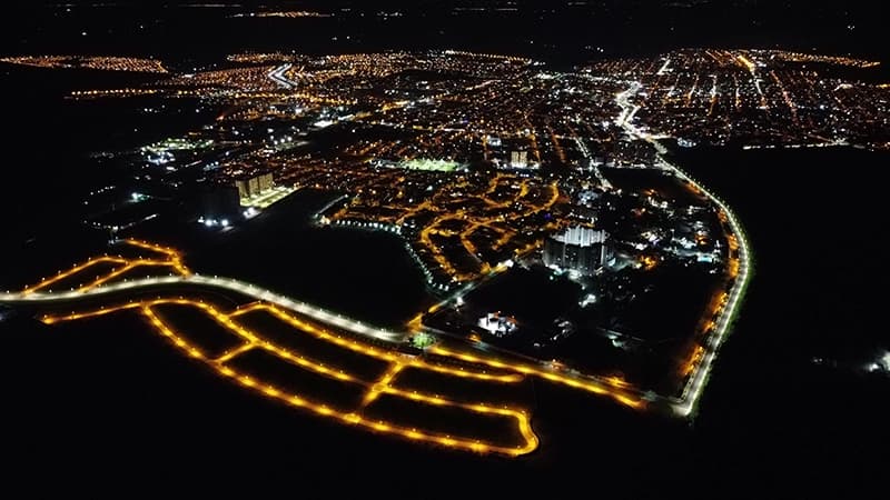 Vista noturna da cidade de Olímpia com as luzes da cidade acesas