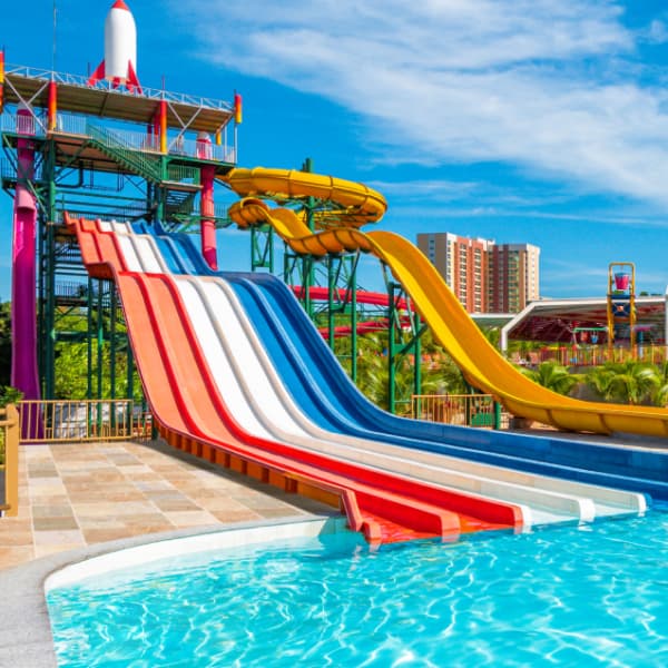 Piscina ampla para relaxamento com jatos de hidromassagem.