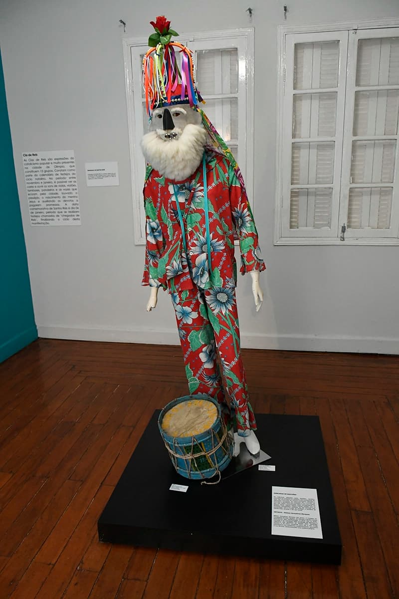 Traje típico do Festival do Folclore em exposição no museu