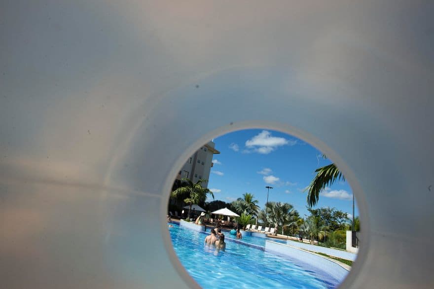 Piscina infantil com brinquedos aquáticos.