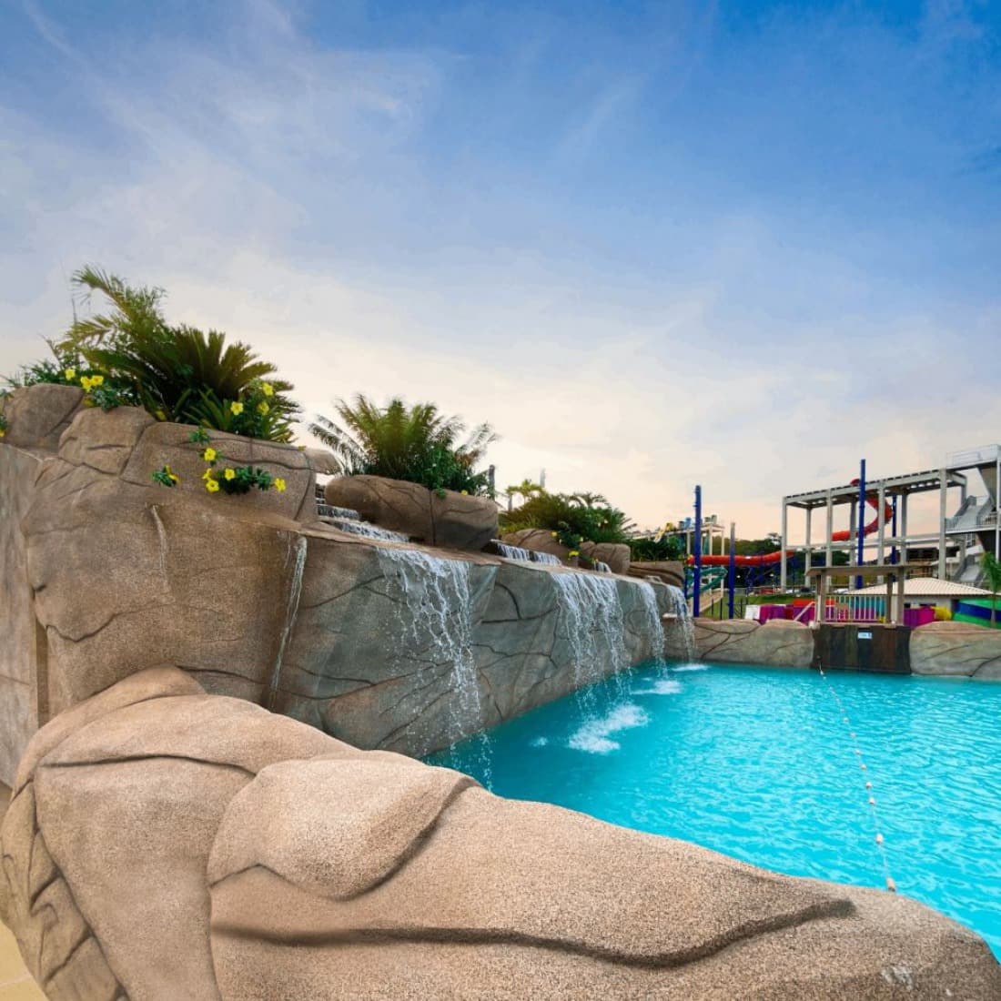 Piscina de águas termais com cascata, ideal para relaxamento.