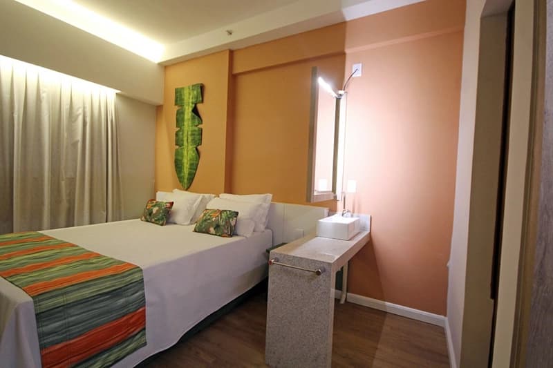 Quarto com duas camas de solteiro e decoração moderna.