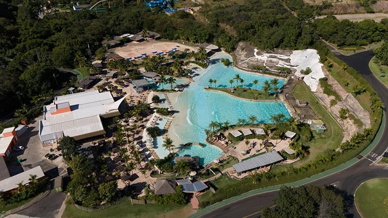 Vista panorâmica aérea do Hot Park, destacando a grande área de piscinas.