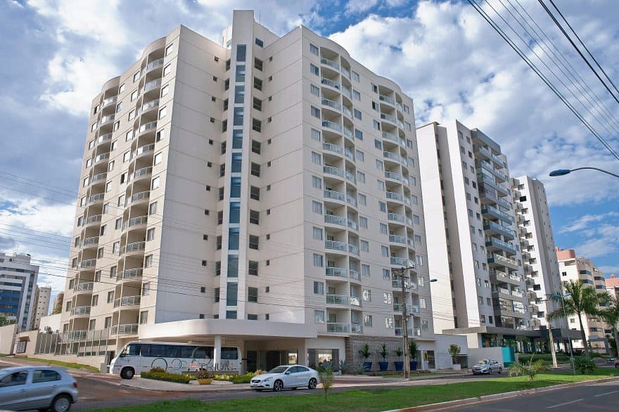 Apartamento modelo com cama de casal e decoração.