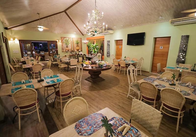 Área interna do restaurante ou refeitório do resort.
