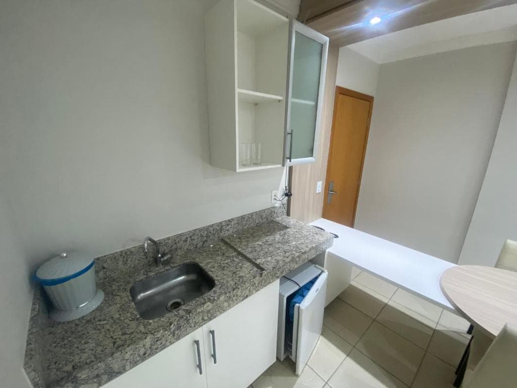 Banheiro privativo do apartamento, limpo e funcional.