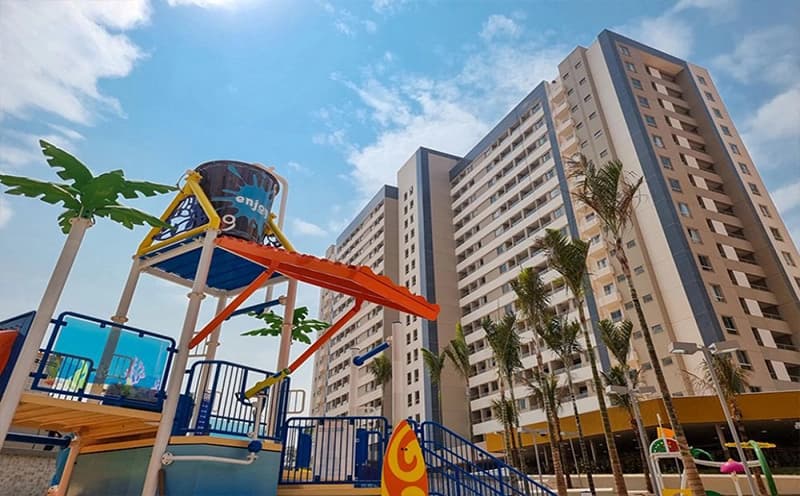 Prédio do resort visto de baixo, mostrando as sacadas dos quartos.
