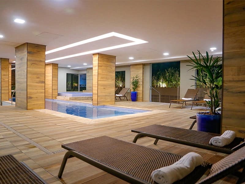 Área de relaxamento com ofurôs e espreguiçadeiras.