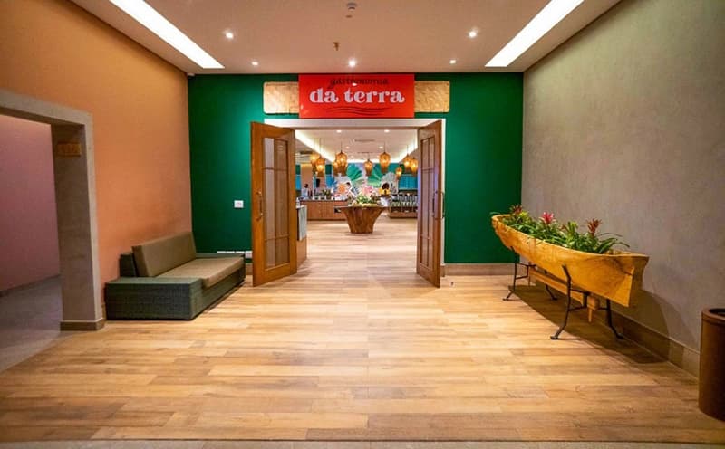 Corredor de entrada de um dos apartamentos do hotel.