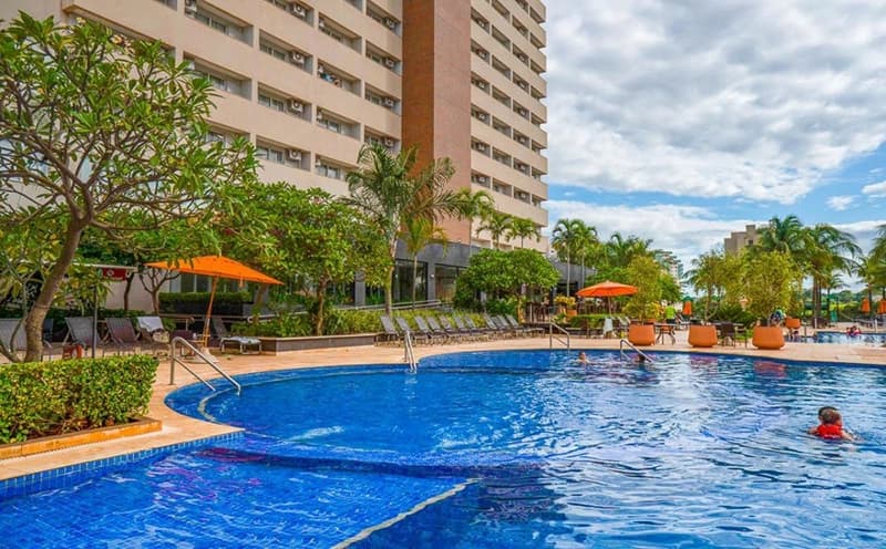 Piscina coberta por lona em frente ao prédio do resort.