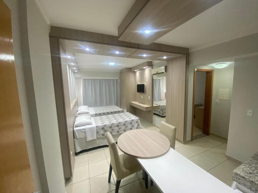 Piscina infantil com pequeno escorregador.