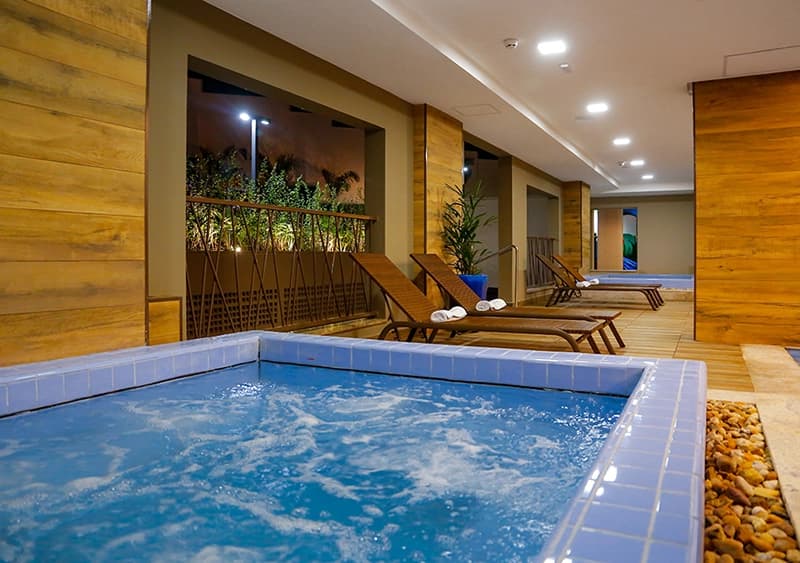 Piscina aquecida ou ofurô com jatos de hidromassagem.