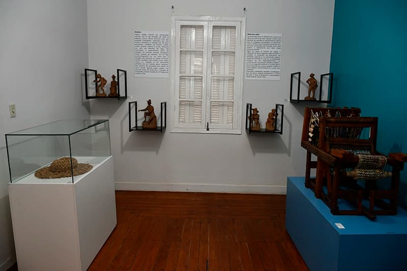 Sala de exposição no museu de Olímpia com artefatos em vitrines